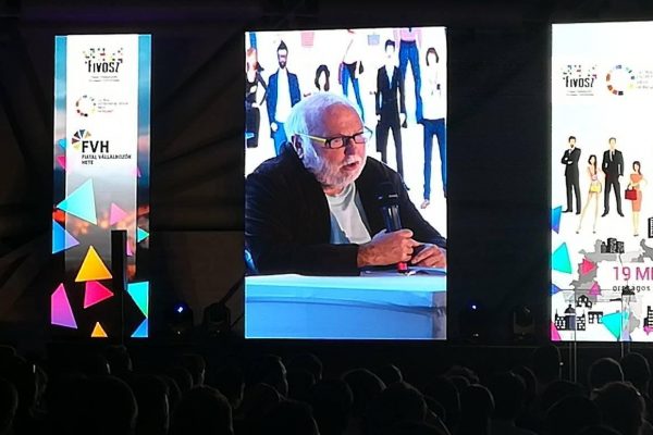 Andy Vajna a Fiatal Vállalkozók Hetén. Fotó: Szalay Dániel (mobiltelefonos felvétel)
