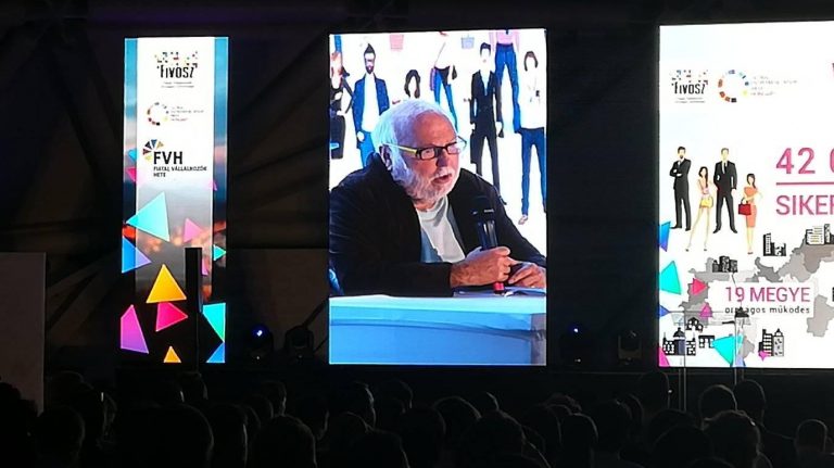 Andy Vajna a Fiatal Vállalkozók Hetén. Fotó: Szalay Dániel (mobiltelefonos felvétel)