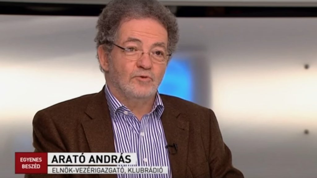 Arató András, a Klubrádió Zrt. elnök-vezérigazgatójaként az ATV Egyenes beszéd című műsorában 2016-ban, Kálmán Olga vendégeként. Fotó: YouTube