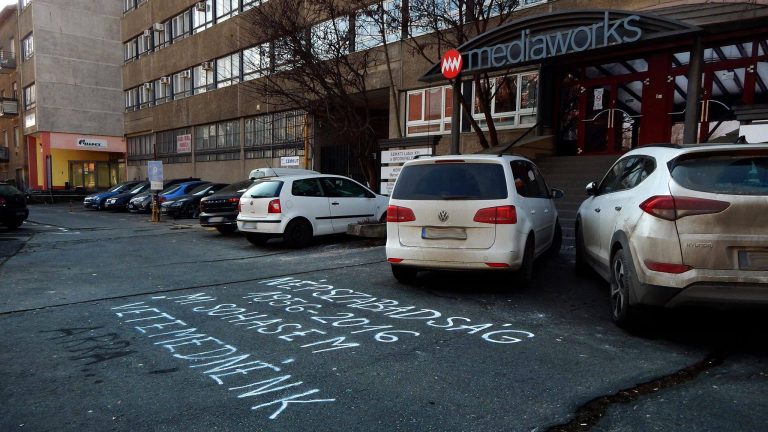 A Népszabadságot bezáró Mediaworks budapesti székháza előtti parkoló