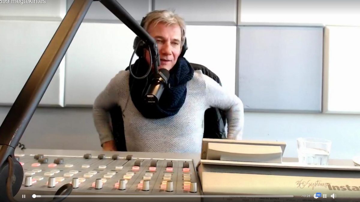 Bochkor Gábor a Music FM Önindító című műsorának utolsó adása közben. Fotó: Facebook Live