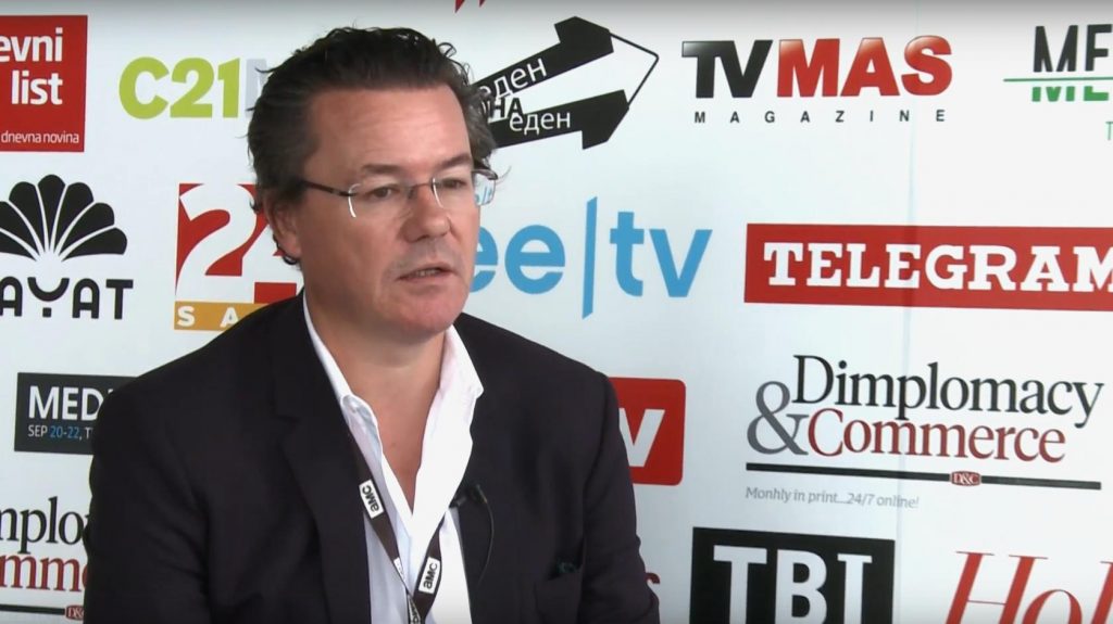 Dirk Gerkens, a TV2 vezérigazgatója interjút ad a New Europe Market riporterének egy konferencián. Fotó: Youtube