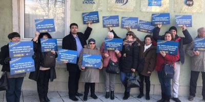 A DK akciója az MTI előtt, cenzorok táblával, 2019. február 16-án. Fotó: DK Facebook