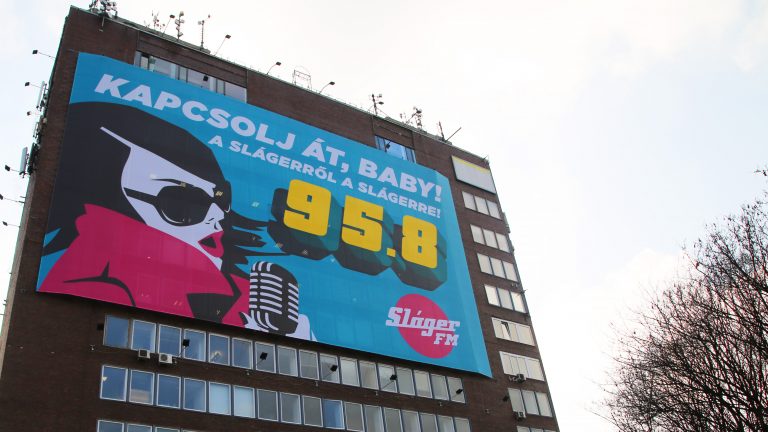 A Sláger FM épülethálója a Rock FM eddigi frekvenciájára való áthangolásra buzdítja a hallgatókat