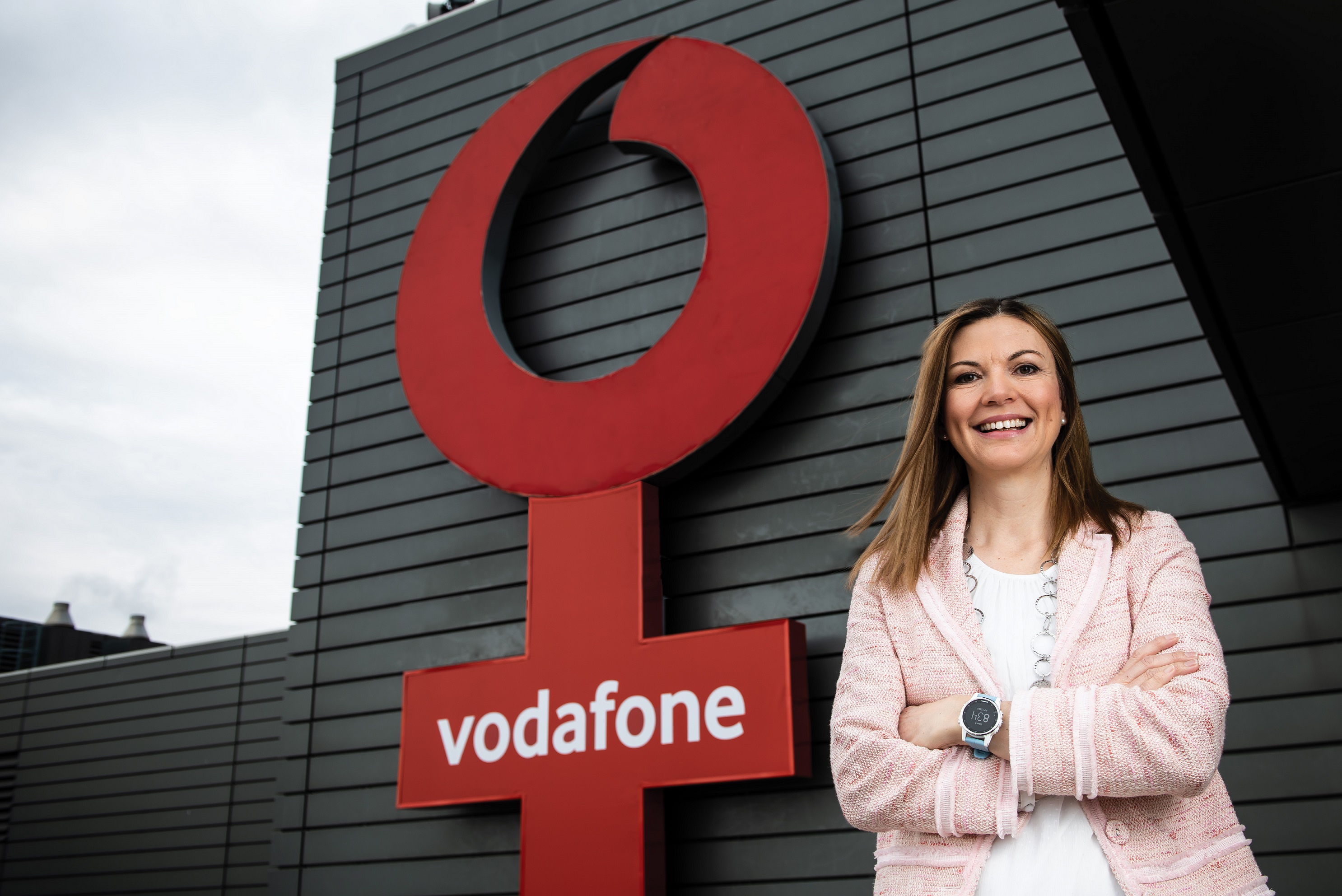 Amanda Nelson, a Vodafone Magyarország vezérigazgatója a női szimbólumra cserélt logóval a Vodafone budapesti székházában