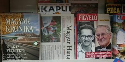 Magyar Krónika (balra) egy újságosnál. Fotó: Ladányi András, Media1