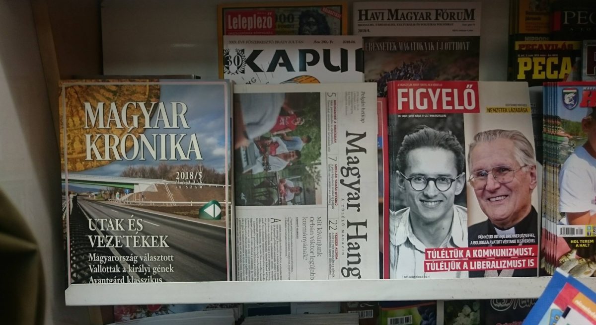 Figyelő és MagyarHang együtt a Flórián téri Lapker - Inmedio boltban. Fotó: Ladányi András, Media1