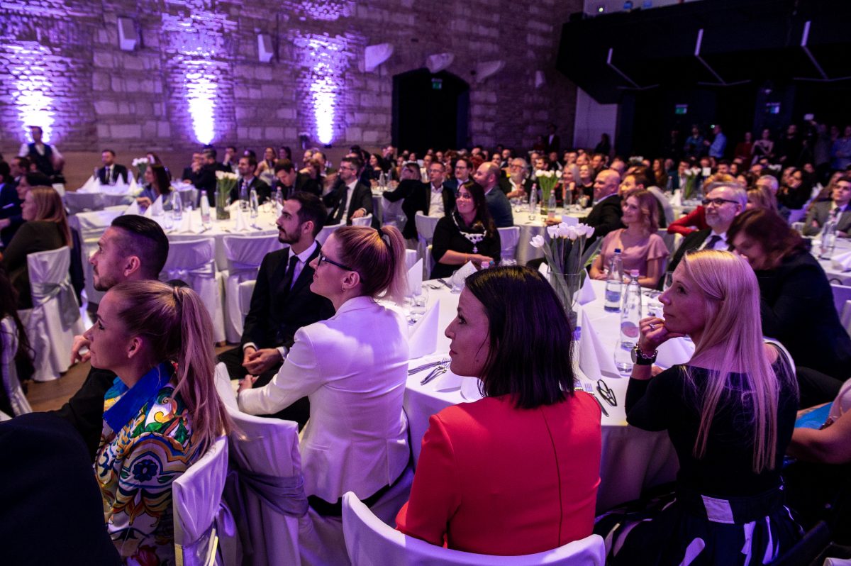 A Televíziós Újságírók Díja 2019 közönsége figyeli a díjátadó gálát