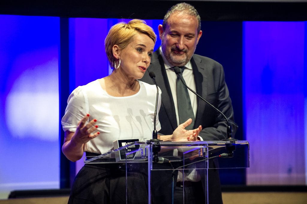 D. Tóth Kriszta műsora is díjat kapott. A háttérben Radnai Péter, a Spektrum Home-tól