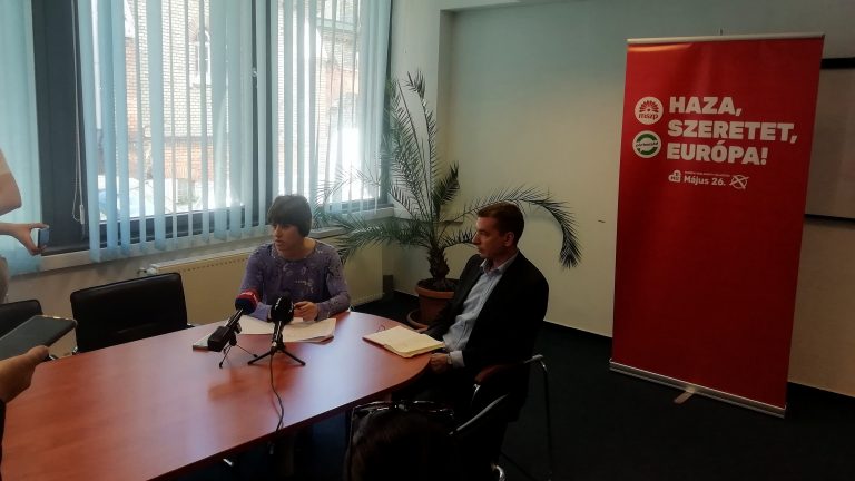 Jávor Benedek az MSZP-Párbeszéd EP-képviselőjelöltje és Urbán Ágnes, a Mérték Médiaelemző Műhely kutatója sajtótájékoztatót tart. 2019.04.25 Fotó: Varga Leila, Media1