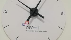 Óra az NMHH tárgyalótermében. Az NMHH ennek a fotónak az elkészítését is megakadályozta volna. Fotó: Szalay Dániel, Media1