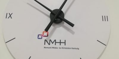 Óra az NMHH tárgyalótermében. Az NMHH ennek a fotónak az elkészítését is megakadályozta volna. Fotó: Szalay Dániel, Media1