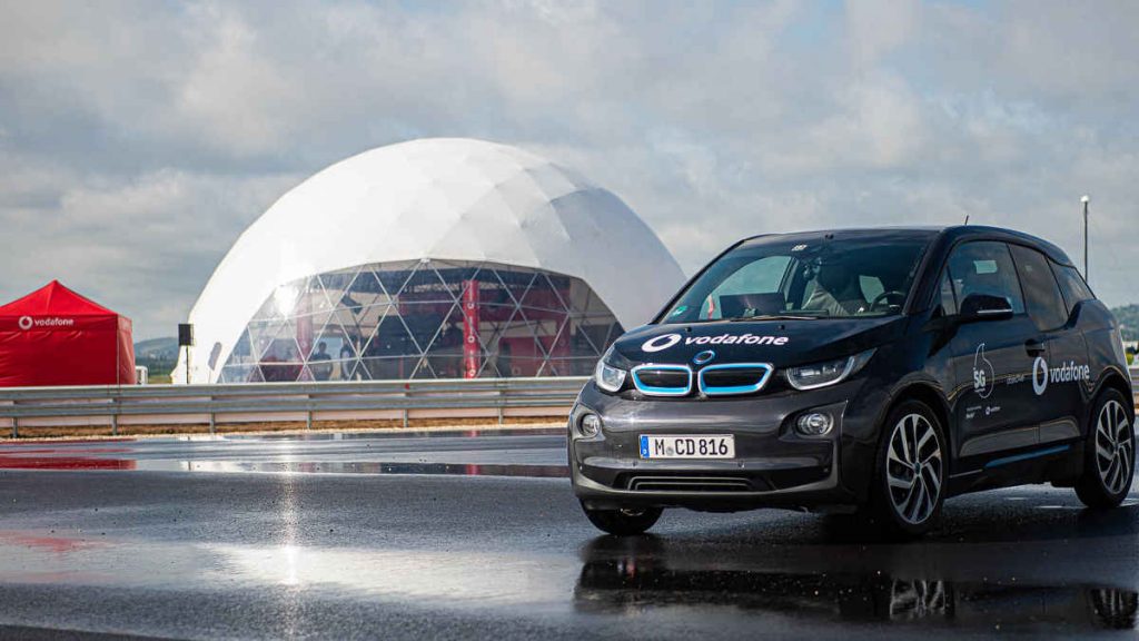 A miniszterelnök által a távolból vezérelt BMW i3 elektromos autó. Fotó: Vodafone Magyarország