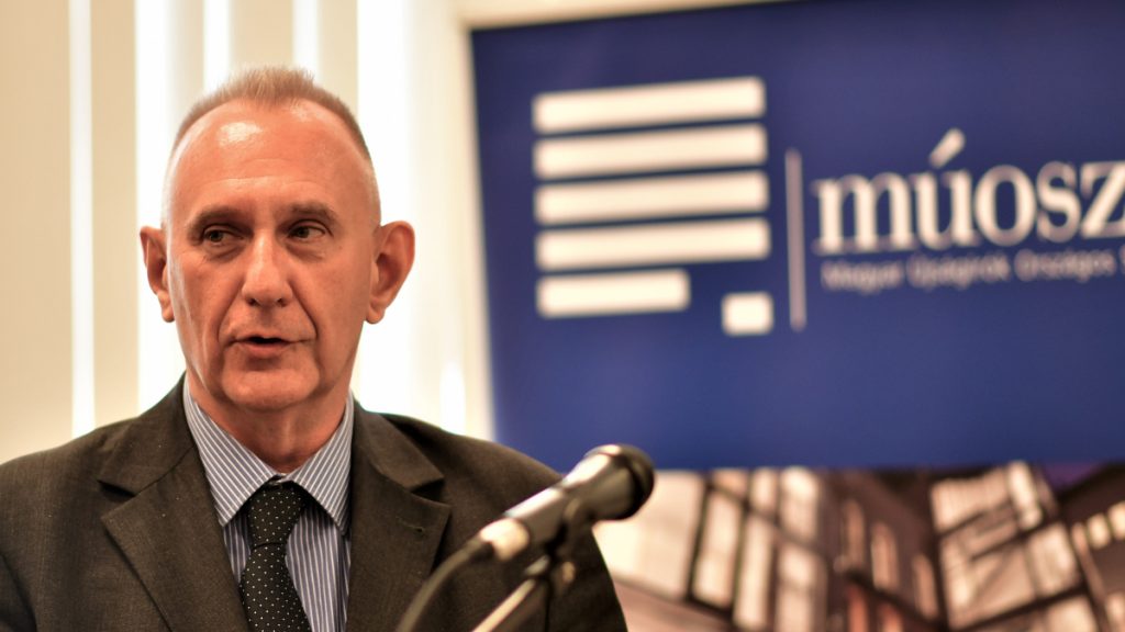 Kárpáti János átveszi az Európánkért díjat