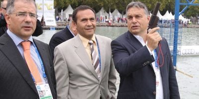 Gyárfás Tamás (középen) Orbán Viktor miniszterelnök (jobbra) és Kósa Lajos (balra) társaságában. A miniszterelnök rajtpisztollyal elindítja a nők 7.5 kilométeres versenyét a junior nyíltvízi úszó-világbajnokságon, Balatonfüreden 2014. szeptember 6-án.