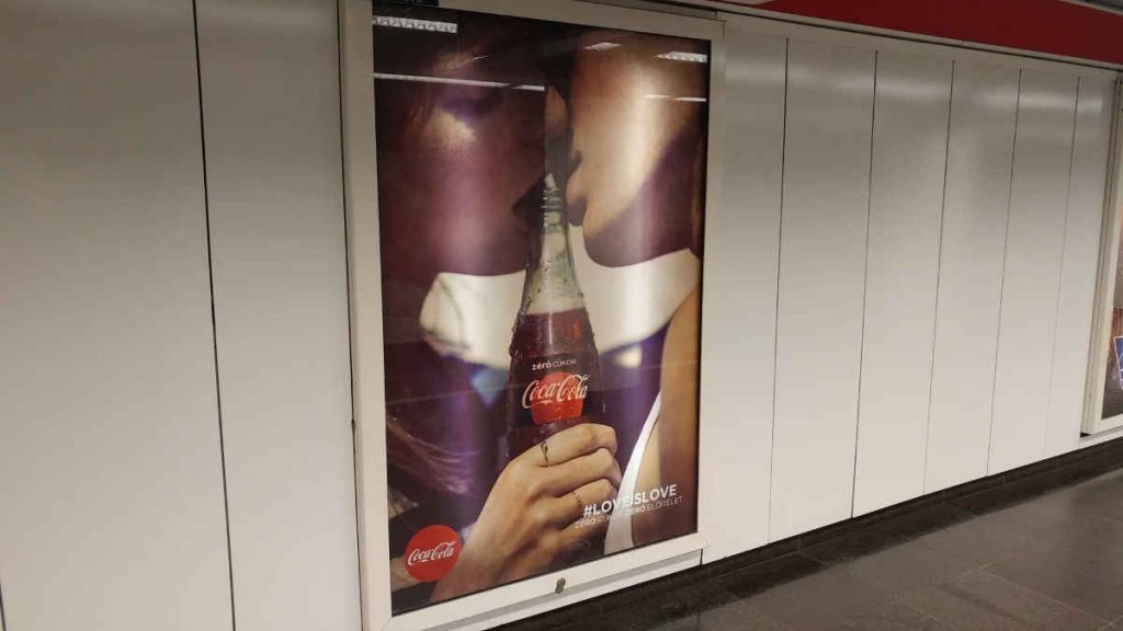 A Coca-Cola Love is Love kampánya a metróban. Fotó: Ladányi András, Media1