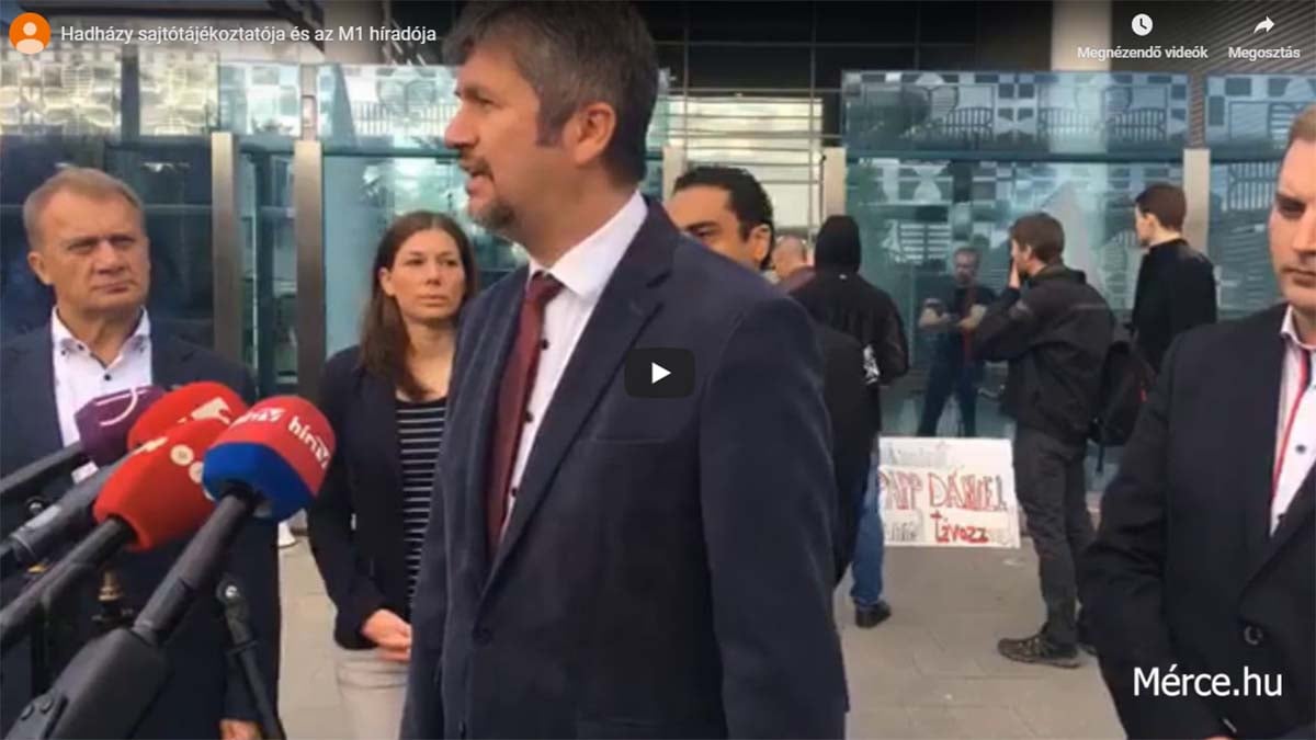 Hadházy Ákos független képviselő az MTVA székháza előtt