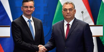 Orbán Viktor miniszterelnök (j) és Marjan Sarec szlovén kormányfő kezet fog a hivatalos tárgyalásuk után tartott sajtótájékoztatón Budapesten, a Karmelita kolostorban 2019. október 28-án.