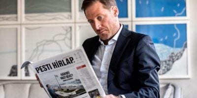 Milkovics Pál, a Pesti Hírlap tulajdonosa kezében tartja a lap 0. számát