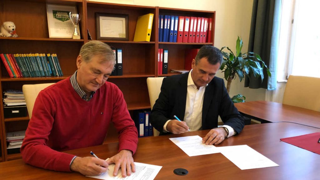 Kántor Sándor (Sörszövetség) és Molnár Kálmán (Önszabályozó Reklám Testület) aláírja a megállapodást