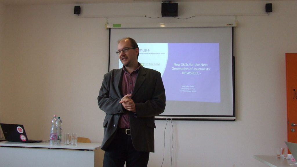 Polyák Gábor egyetemi docens, a Mérték Médiaelemző Műhely vezetője a Newsreel, hogyan tanítsuk a jövő újságíróit? című konferencián Pécsen, 2019. november 6-án.