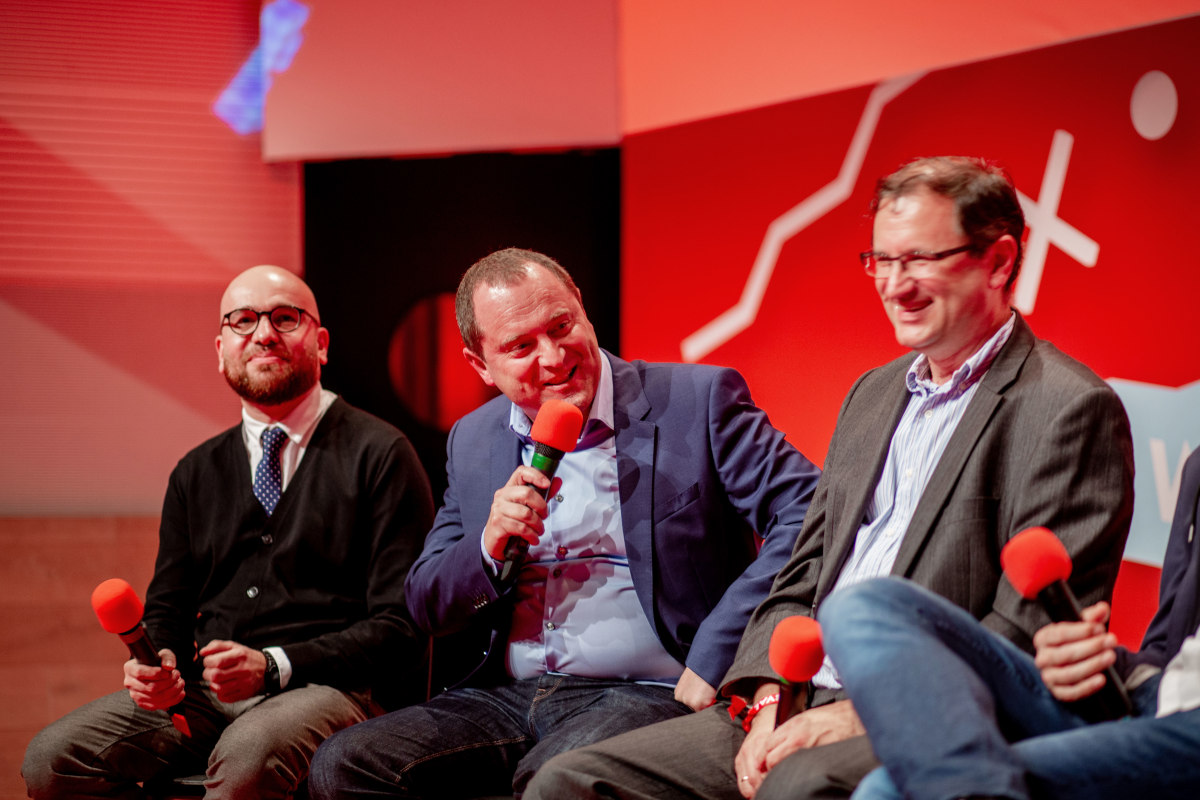 Guttengéber Csaba (Atmedia) beszél, mellette balra Orosz Márton (Portfolio) és jobbra Györke Zoltán (Mediaworks)