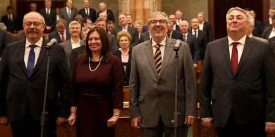 Budai László, Hankiss Ágnes, Szadai Károly és Meszleny László, a Nemzeti Média- és Hírközlési Hatóság Médiatanácsának újonnan megválasztott tagjai (b-j) leteszik esküjüket az Országgyűlés plenáris ülésén 2019. december 10-én.