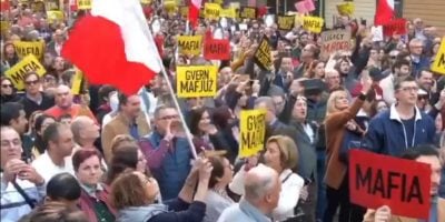 Joseph Muscat elleni tömegdemonstráció vasárnap Máltán. sokan érkeztek maffia feliratú táblával.