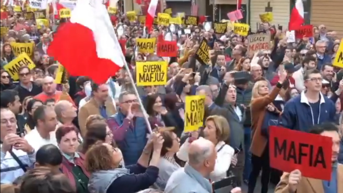 Joseph Muscat elleni tömegdemonstráció vasárnap Máltán. sokan érkeztek maffia feliratú táblával.