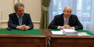 Arató András (balra), a Klubrádió elnöke és Stock Richárd, a Klubrádió vezérigazgatója a bíróságon