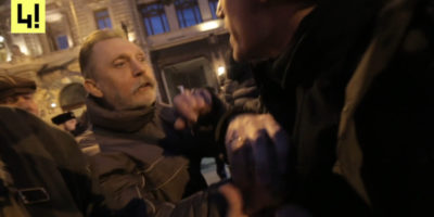 Egy béketüntető megpróbálja kicsavarni Ács Dániel, a 444.hu újságírójának kezéből a mikrofonját