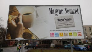 A KESMA alá került egyik sajtótermék, a Magyar Nemzet óriásplakátja