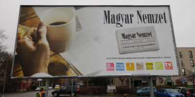 A KESMA alá került egyik sajtótermék, a Magyar Nemzet óriásplakátja
