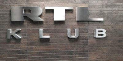 Az RTL Magyarország székházának egyik felirata