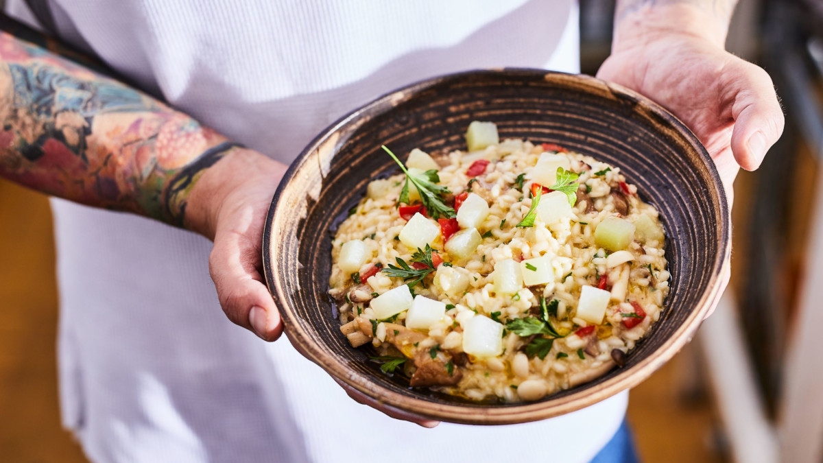 GreenKitchen vegán étel: karalábés gombás rizottó