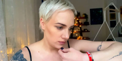 Tóth Gabi énekes, a #maradjotthon műsorában