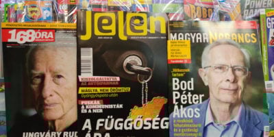 A Jelen című új hetilap az egyik újságosnál, balra a 168 Óra, jobbra a Magyar Narancs aktuális számával