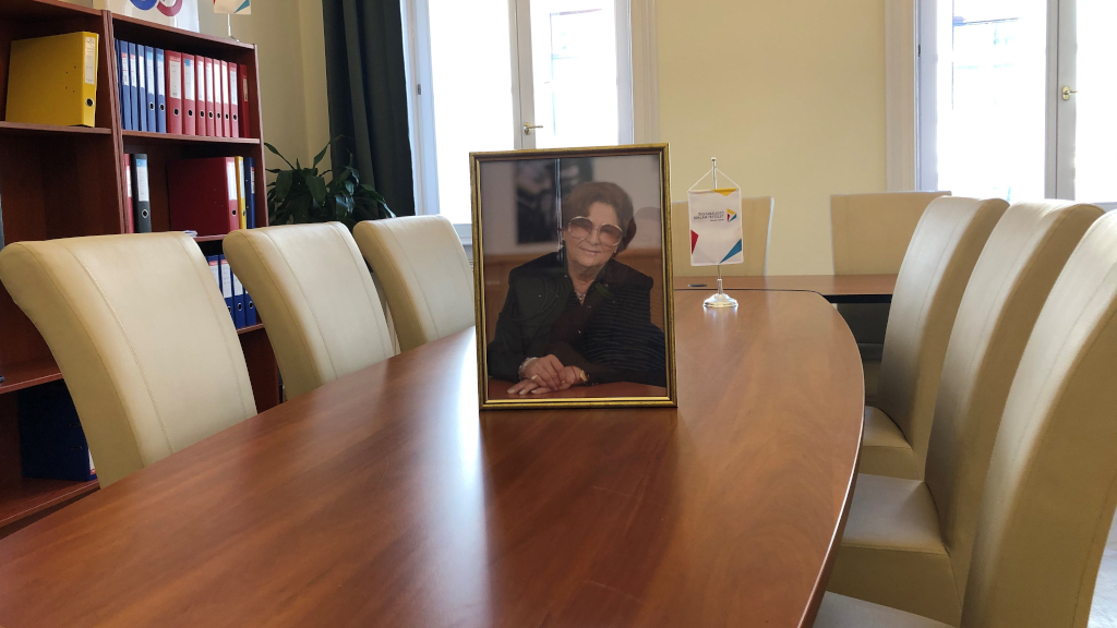 Dr. Takács Ildikó portréja, az ÖRT róla elnevezett tárgyalójában