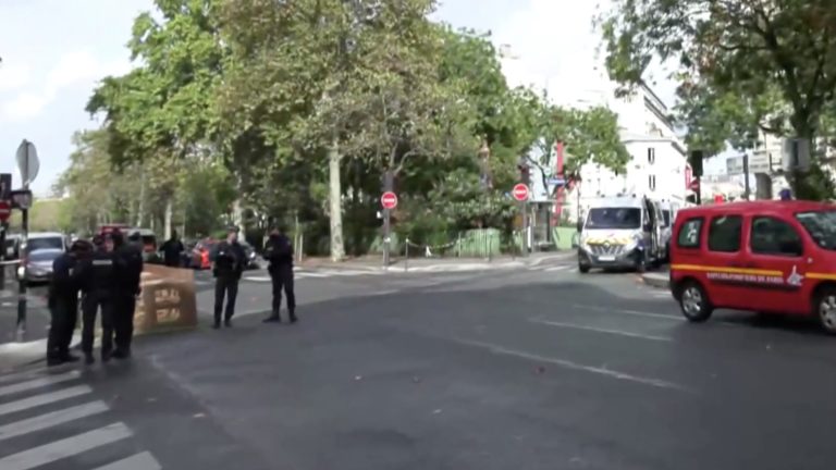 Késelés nem messze a Charlie Hebdo egykori szerkesztőségétől