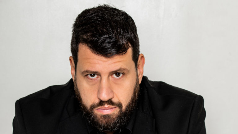 Puzsér Róbert, az Önkényes Mérvadó műsorvezetője