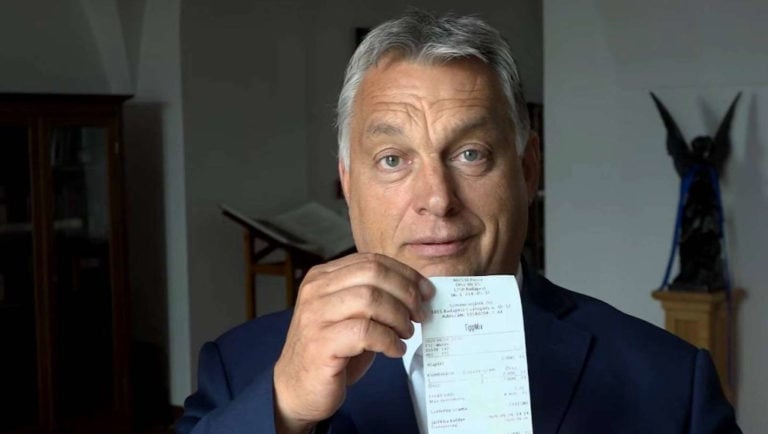 Orbán Viktor tippmix sorsjegyet reklámoz Facebook-videójában