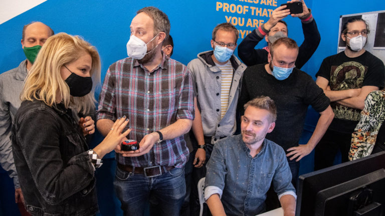 A Telex indulása 2020. október 2-án. Kockás ingben Kárpáti Márton, a Van Másik Kft. ügyvezető-tulajdonosa, mellette balra a főszerkesztő, Munk Veronika