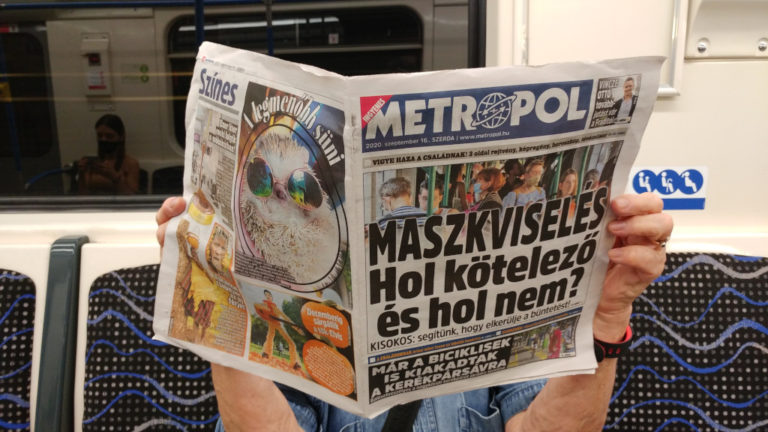 Metropol újságot olvas egy utas a metrón
