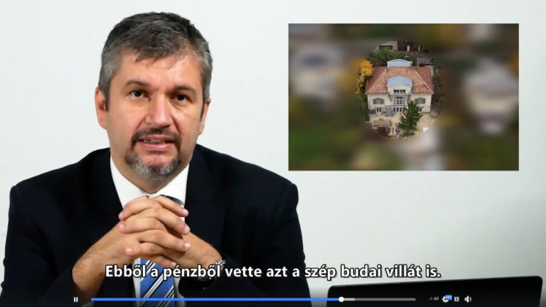 Hadházy Ákos országgyűlési képviselő amint épp Balásy Gyulát bírálja