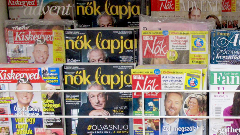 Nők Lapja több más női lap társaságában egy újságosnál