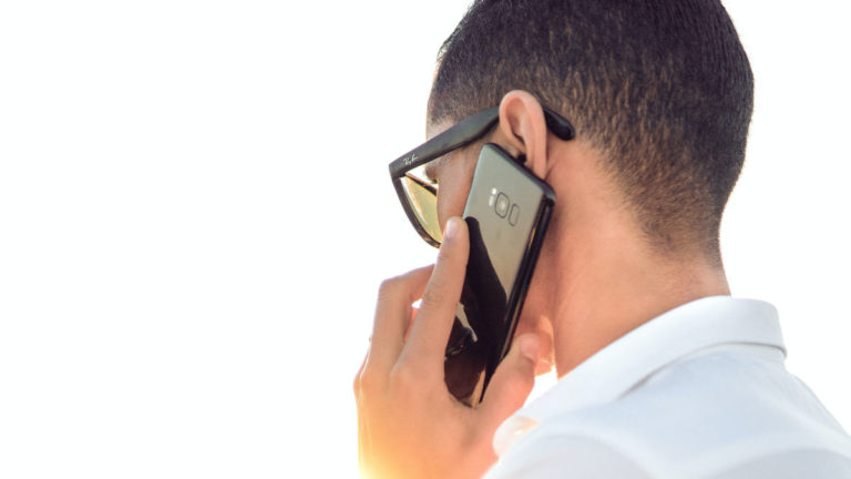 Telefonáló férfi.