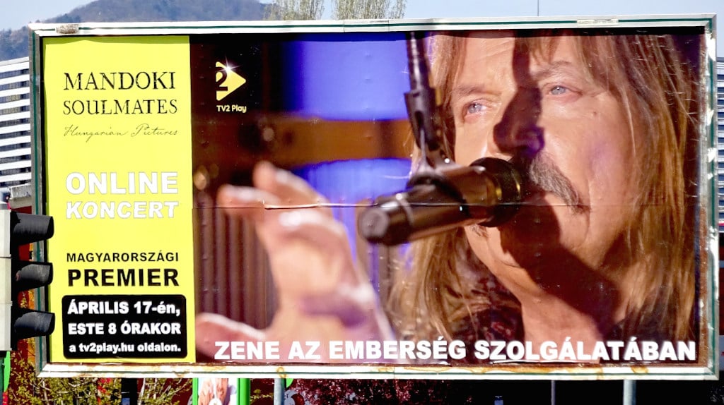 Mándoki koncert hirdetése óriásplakáton Budapesten.