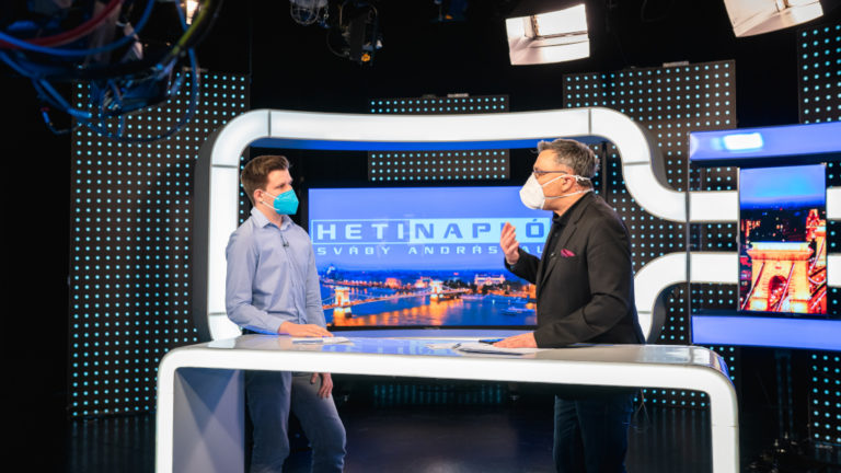 Berecz Péter (Tévézz Petivel) balra és Sváby András, a Heti Napló műsorvezetője jobbra