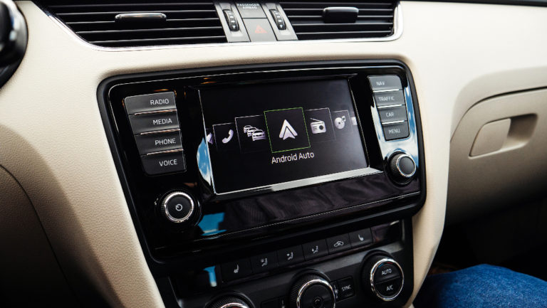 Google Android Auto indul egy autó fejegységén