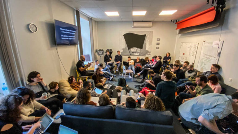 Értekezlet a Meduza rigai szerkesztőségében a külföldiügynök-döntés után.